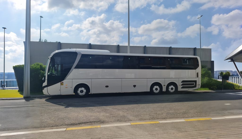 autocar coumleur blanche a bruxelles vers 15 H DRAGON BOSS